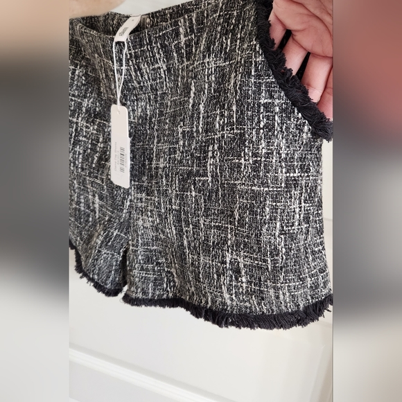 TWEED Fully Lined NEW w/tags Side zip shorts. Front pockets fringe detail.Blk/Wt - Picture 6 of 12
